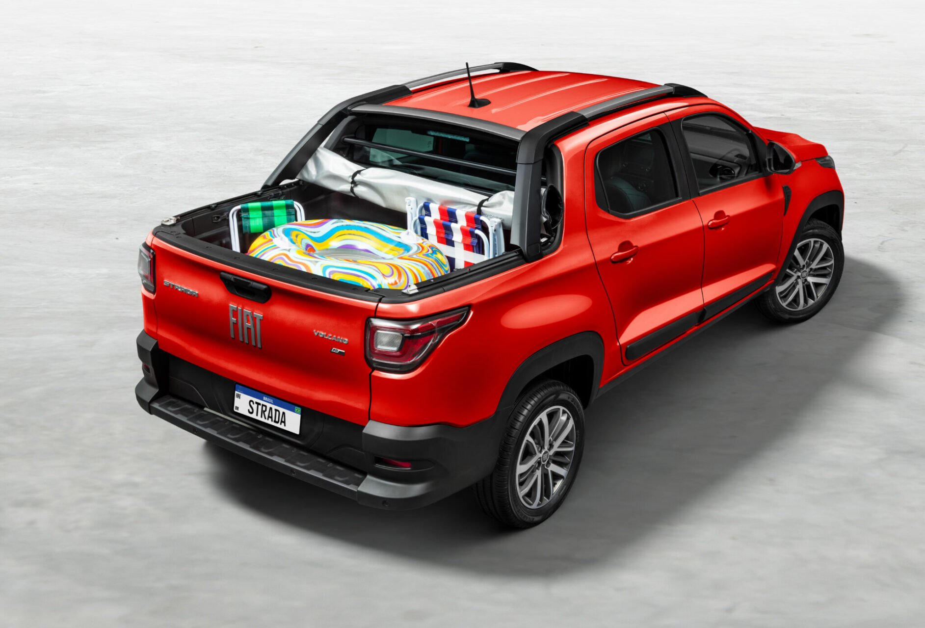 fiat strada volcano 2024 vermelho montecarlo traseira vista de cima com cacamba carregada