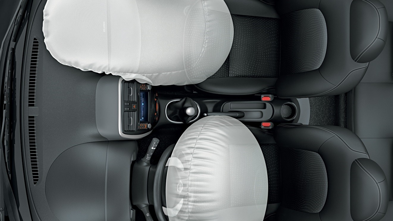 interior do nissan kicks com airbags frontais acionados