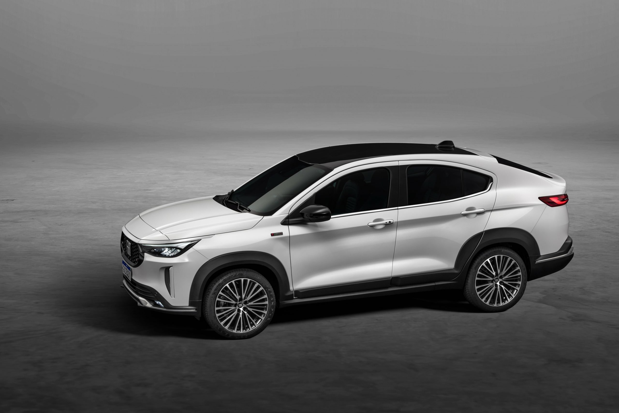 fiat fastback limited edition powered by abarth 2024 branco banchisa lateral dianteira visto de cima fiat fastback limited edition powered by abarth 2024 branco banchisa lateral dianteira visto de cima
