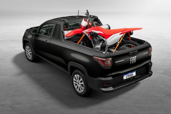 fiat strada freedom freedom cabine plus 2024 preto vulcano com moto de trilha na cacamba