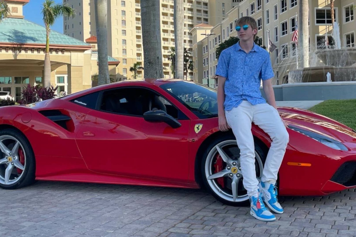 ‘Coach’ de 15 anos ensina a ficar milhonário; mas posta Ferrari alugada