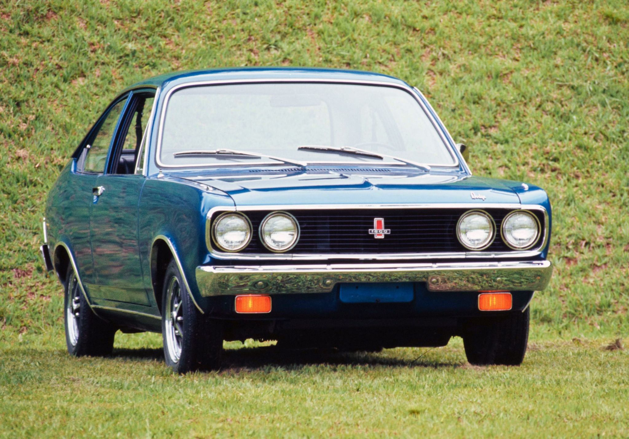 dodge 1800 azul frente parado em gramado