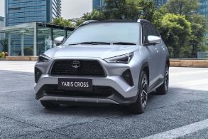 toyota yaris cross prata frente parado indonesia