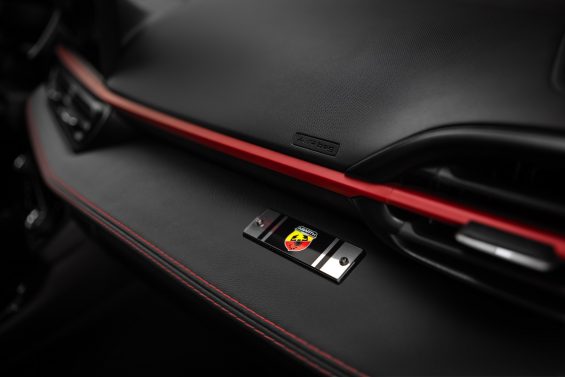 fiat pulse abarth 2024 interior detalhe painel emblema