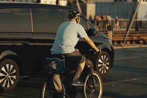 ciclista andando ao lado de um carro portal