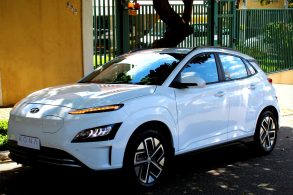 hyundai kona ev electric branco frente parado