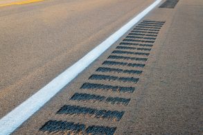 Estrada pista com ranhuras sonorizadoras acostamento