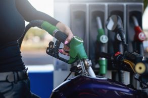 moto sendo abastecida