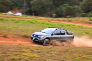 volkswagen saveiro extreme 2024 cinza oliver frente em estrada de terra 3