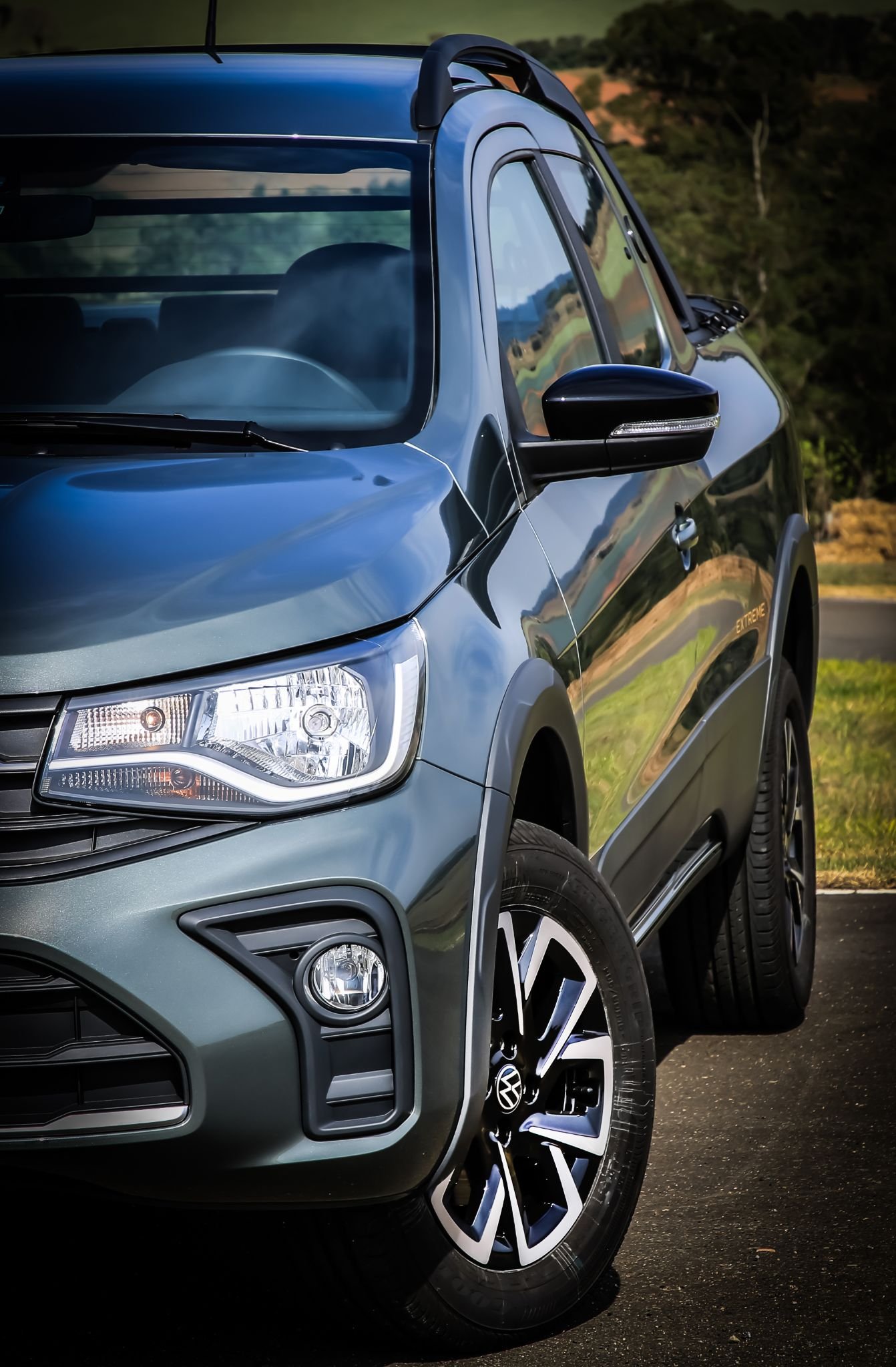 volkswagen saveiro extreme 2024 cinza oliver frente parada detalhe vertical