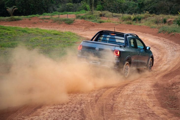 volkswagen saveiro extreme 2024 cinza oliver traseira em estrada de terra 3