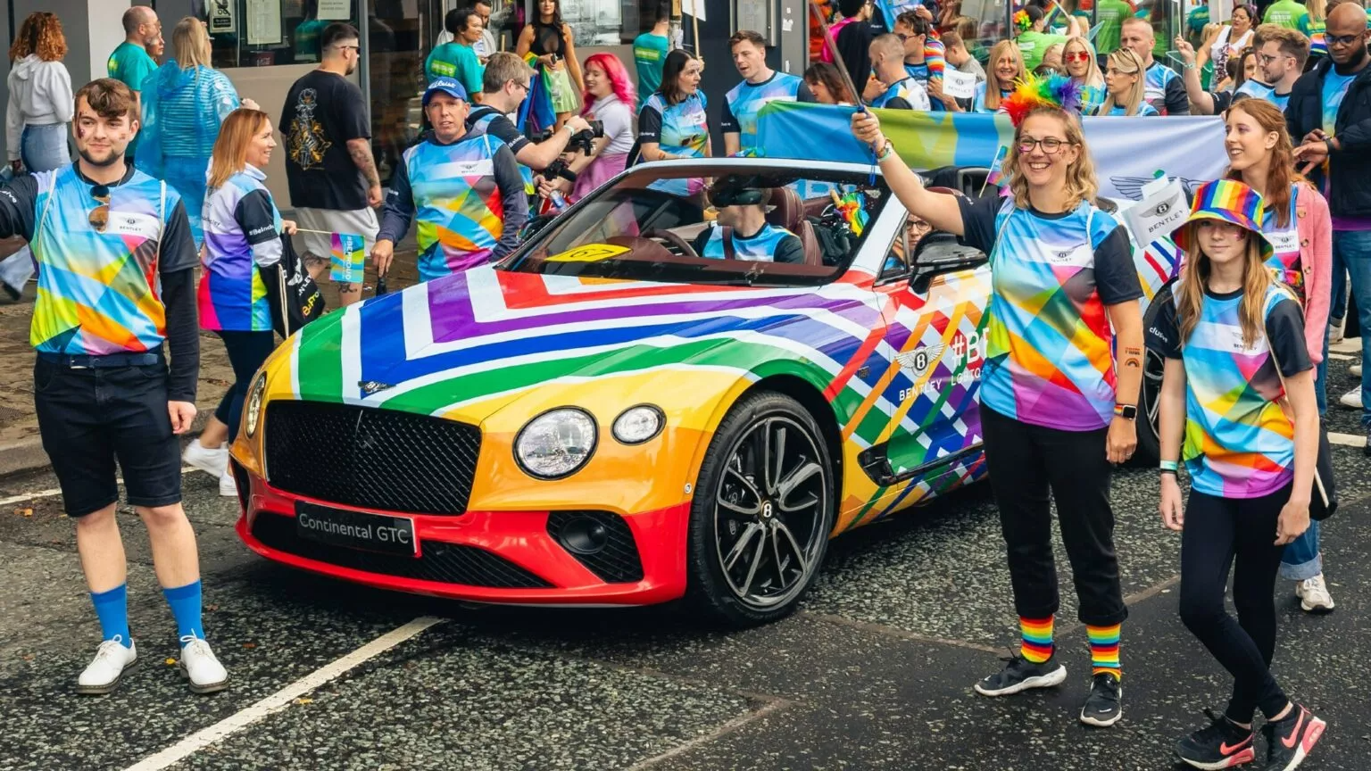 Parada LGBTQ+ tem carro de luxo da Bentley como um dos protagonistas