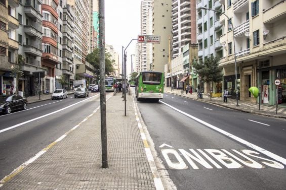 Carros compactos, motos, patinetes: a solução para o trânsito pode estar nas faixas de ônibus