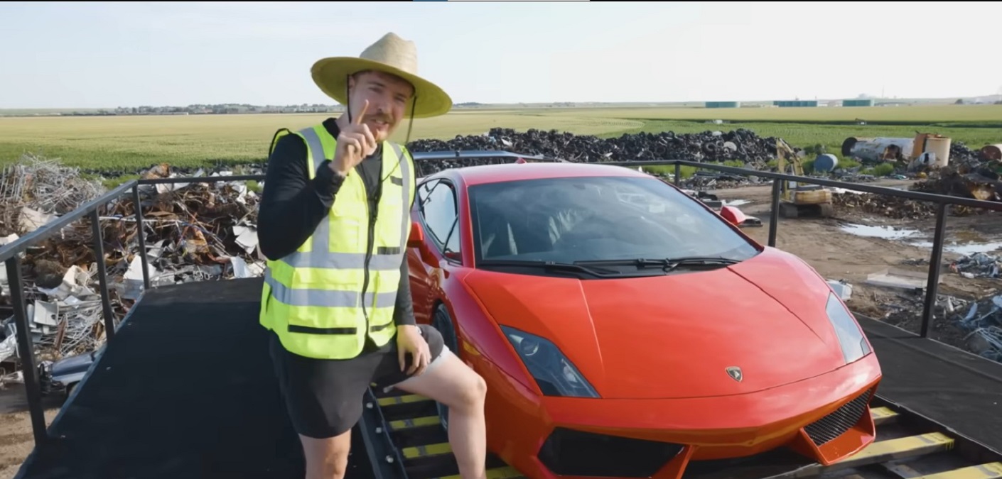 Maior youtuber do mundo joga Lamborghini um triturador