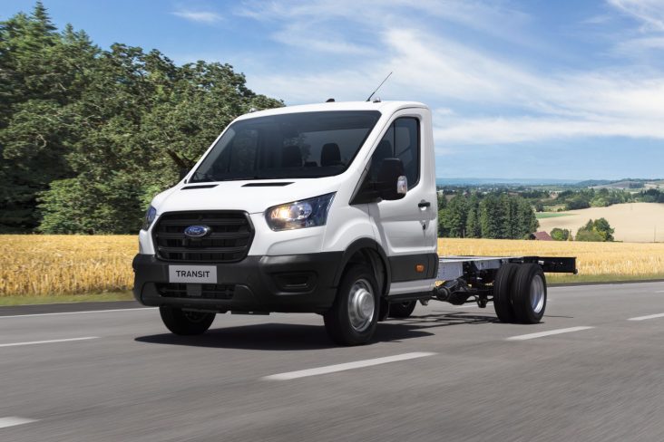 ford transit cabine chassi branco frente moviemnto