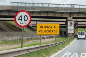 placa de transito reduza a velocidade