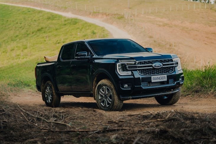 ford ranger xls 2 0 4x4 2024 preto gales frente em estrada enlameada