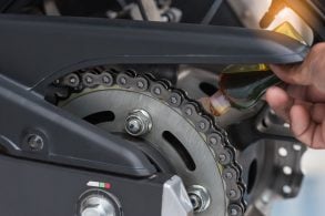 Óleo de motor velho lubrificar corrente moto