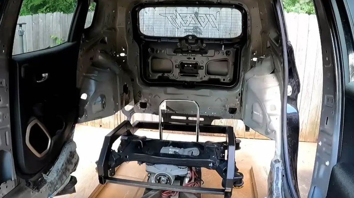 jeep renegade v8 interior suspensao traseira