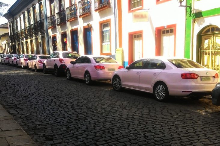 carros da mary kay estacionados em rua de cidade historica chevrolet cruze captiva volkswagen jetta