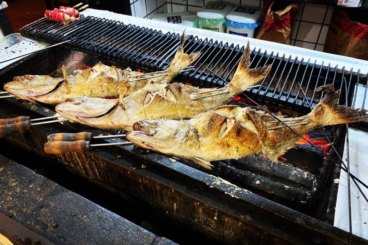 Espeto de churrasco feito na VW é exclusividade de restaurante japonês