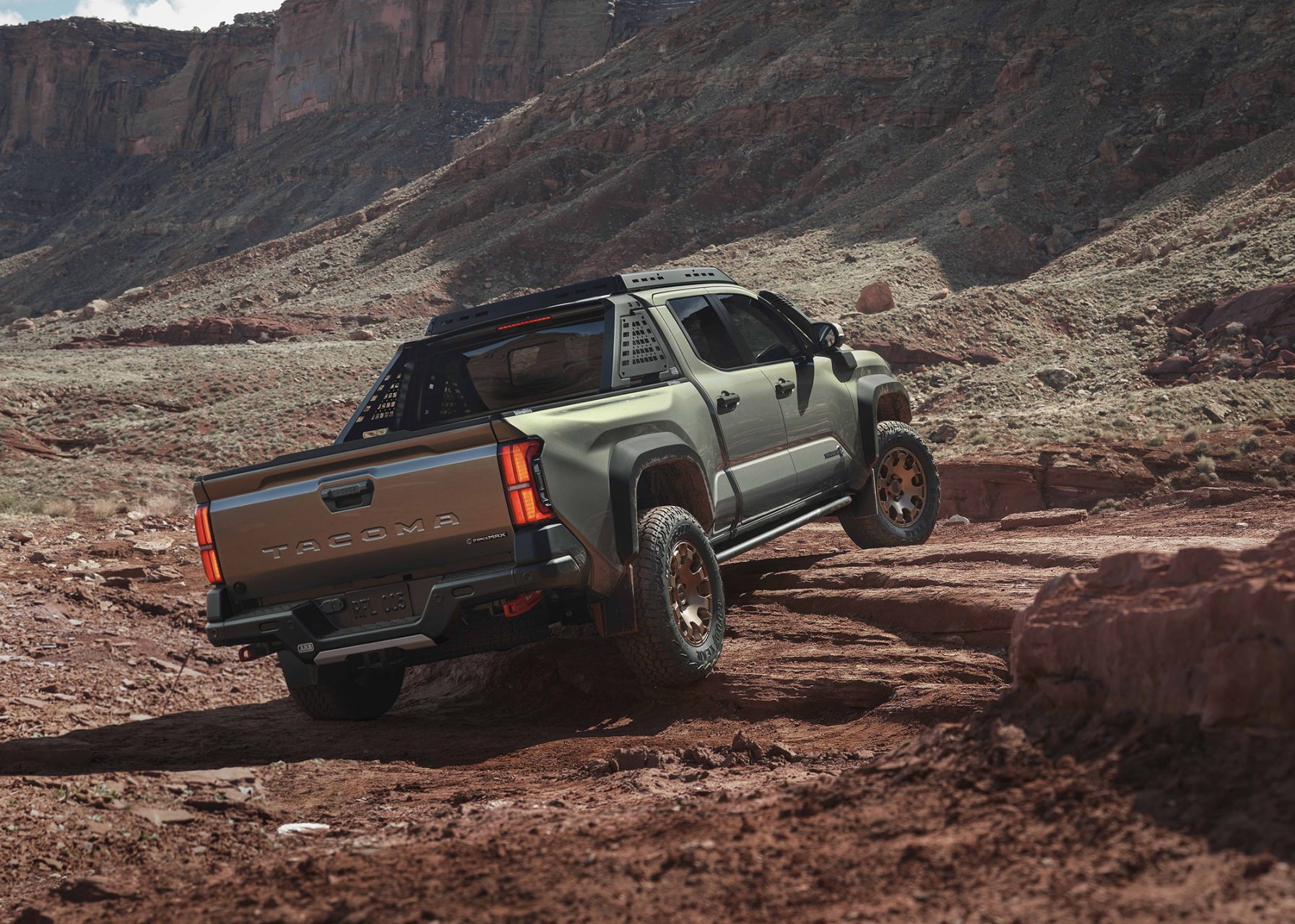 toyota tacoma trailhunter double cab traseira em rocha