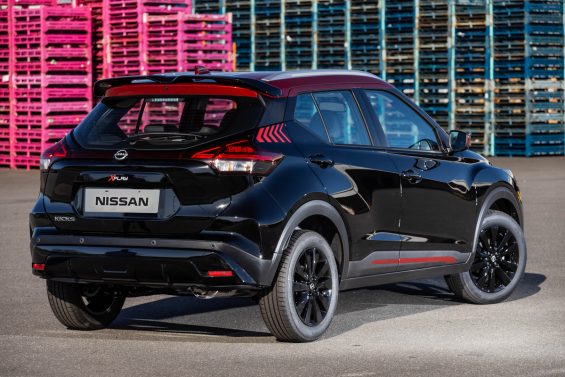 nissan kicks xplay 2024 traseira preto parado