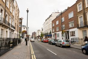 shutterstock rua de londres inglaterra reino unido com carros estacionados junto da calcada