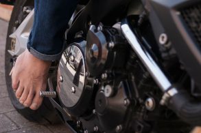 pilotar moto descalço