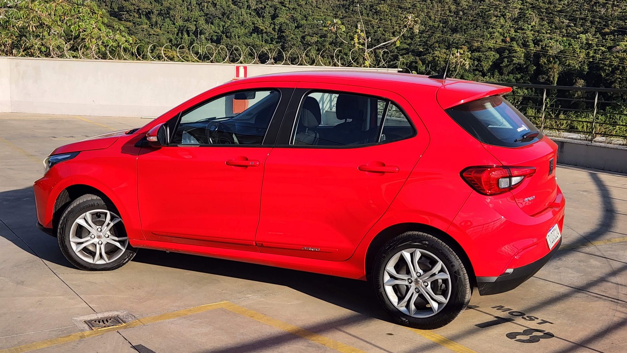 fiat argo drive cvt 2023 vermelho frente lateral traseira 3