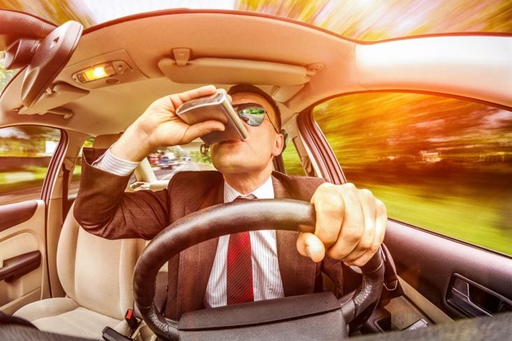 motorista dirigindo consumindo bebida alcoolica
