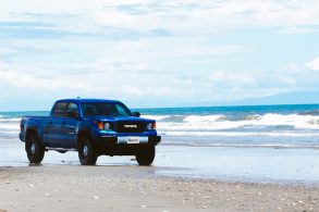 toyota tundra renoca azul 2024 frente movimento na praia 2