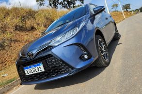 toyota yaris sedan xls 2023 frente lateral traseira motor interior 14