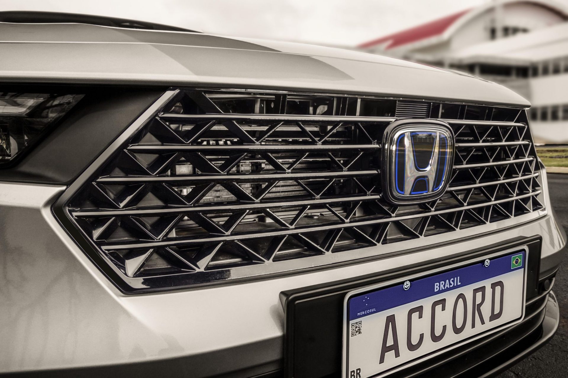 honda accord advanced hybrid 2023 prata esterlina metalico detalhe grade ativa aberta