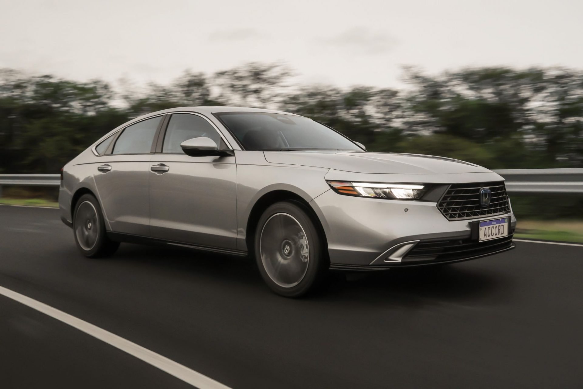 honda accord advanced hybrid 2023 prata esterlina metalico frente em movimento 5