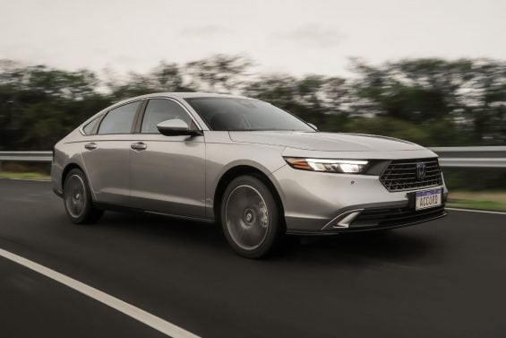 honda accord advanced hybrid 2023 prata esterlina metalico frente em movimento 5