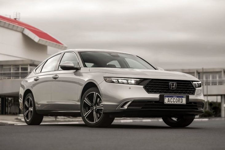 honda accord advanced hybrid 2023 prata esterlina metalico frente parado 4