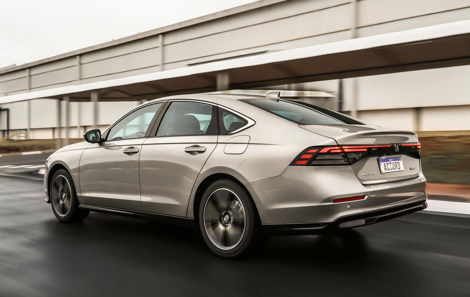 honda accord advanced hybrid 2023 prata esterlina metalico traseira em movimento 3