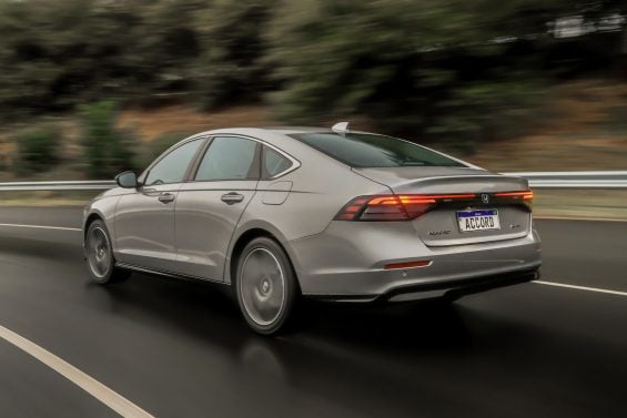 honda accord advanced hybrid 2023 prata esterlina metalico traseira em movimento 6
