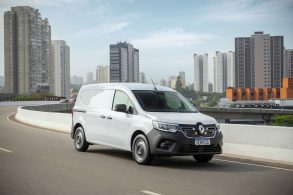 renault kangoo e tech frente em movimento cidade