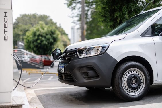 renault kangoo e tech branco recarregando