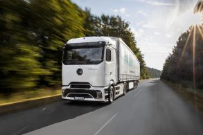 mercedes benz eactros 600 frente em rodovia