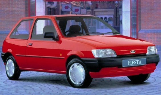 ford fiesta mk3 vermelho frente e lateral