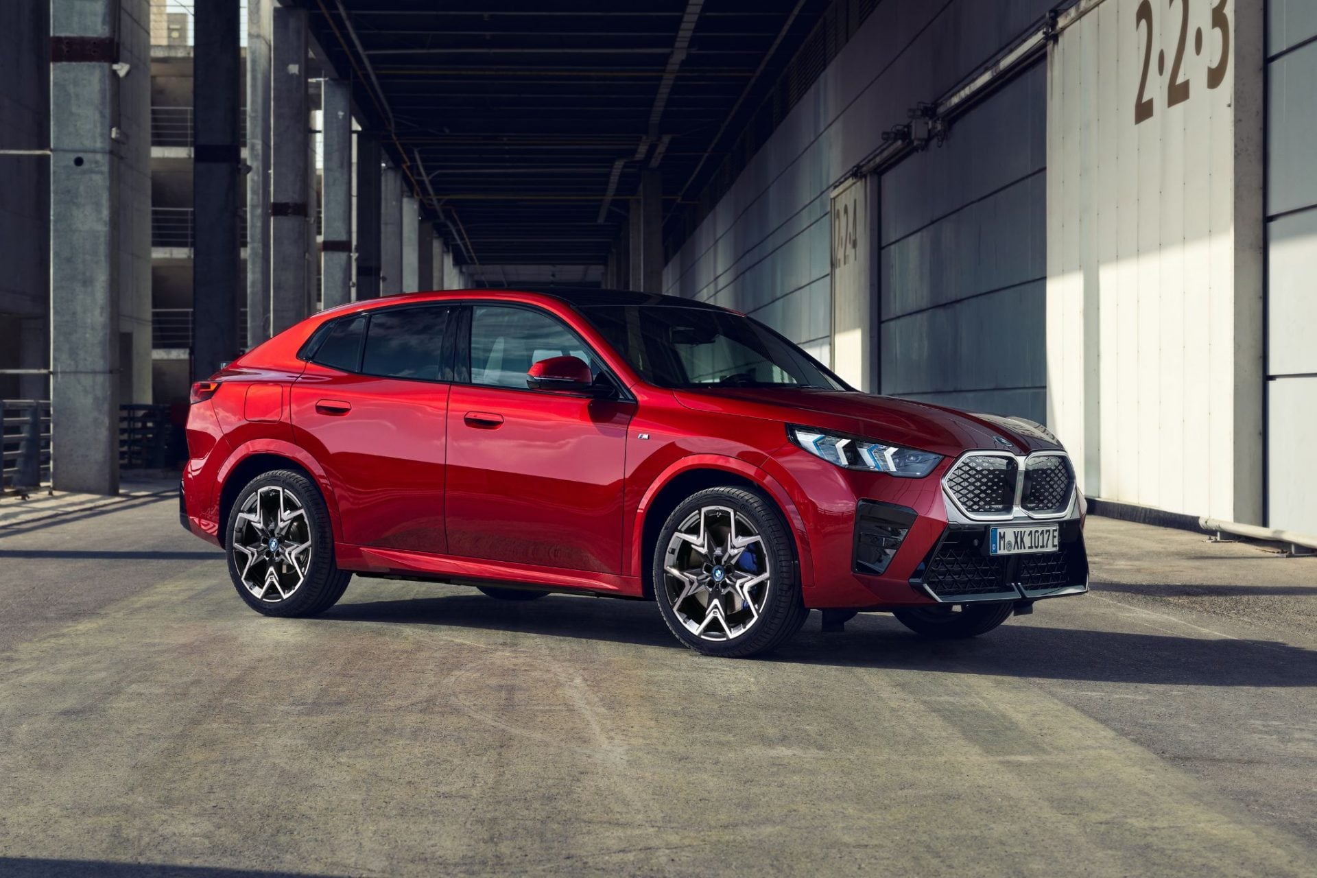 BMW IX2 xDrive30 Frente Rojo Estacionario