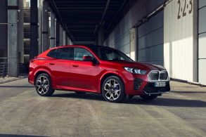 bmw ix2 xdrive30 vermelho frente parado