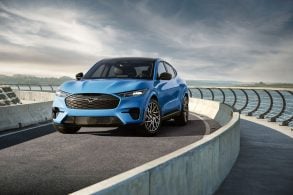 ford mustang mach e 2024 azul frente lateral traseira interior 4