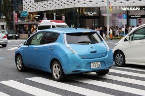 nissan leaf em rua no japao ned snowman shutterstock