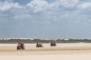 buggies na praia jericoacoara foto andre dib shutterstock