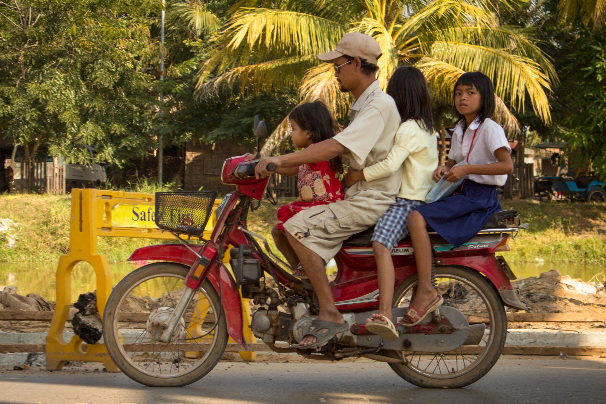 familia em moto no cambodia foto hanohiki shutterstock