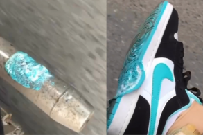 Jovem apoia tênis em cano de descarga de moto e ele derrete